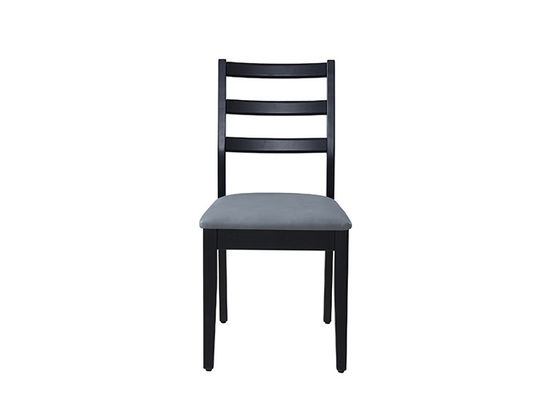 Sedie ricoperte nere semplici ed alla moda della sala da pranzo