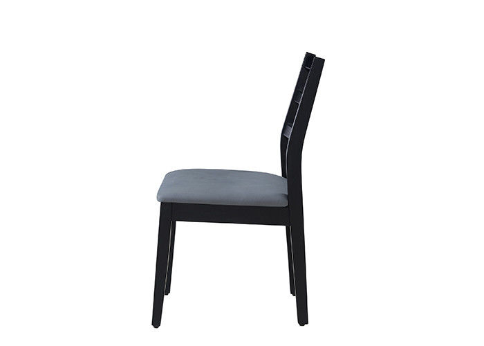 Sedie ricoperte nere semplici ed alla moda della sala da pranzo