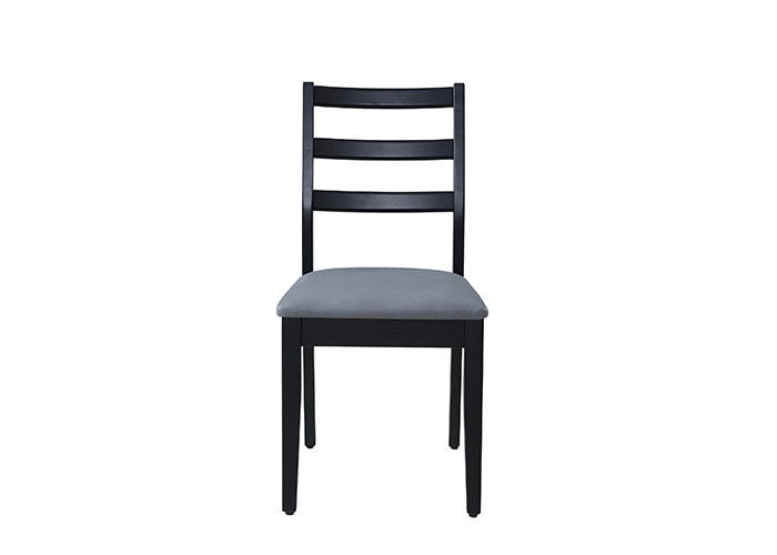 Sedie ricoperte nere semplici ed alla moda della sala da pranzo