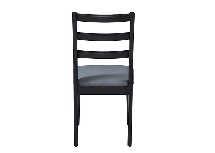 Sedie ricoperte nere semplici ed alla moda della sala da pranzo